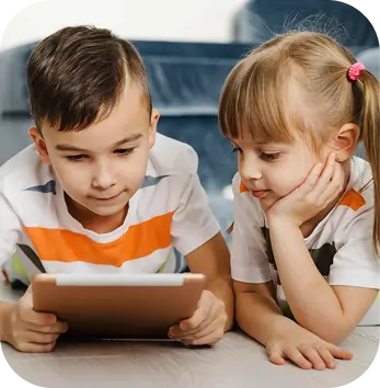 Zwei Kinder lernen am Tablet mit sofatutor