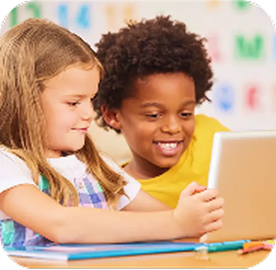 Zwei Kinder lernen spielerisch am Tablet mit sofatutor