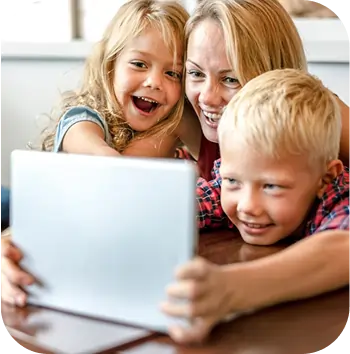 Familie lernt gemeinsam am Tablet mit sofatutor